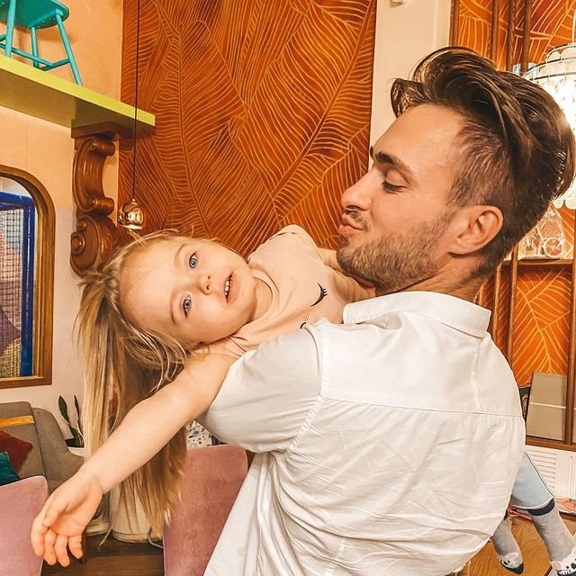 Безус грустит из-за отъезда дочери и её мамы Безус грустит из-за отъезда дочери и её мамы