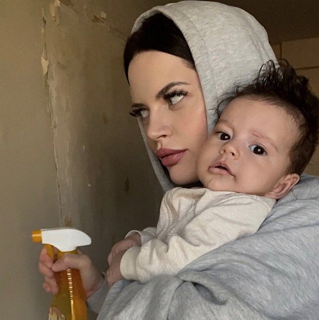 Селена Майер: Мочу стены и отдираю старые обои Селена Майер: Мочу стены и отдираю старые обои