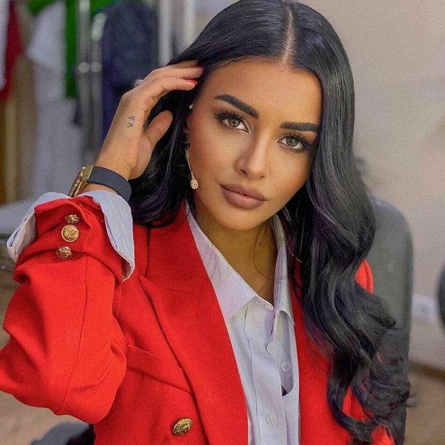 Бухынбалтэ заигрывает с Артёмом Грантом Бухынбалтэ заигрывает с Артёмом Грантом