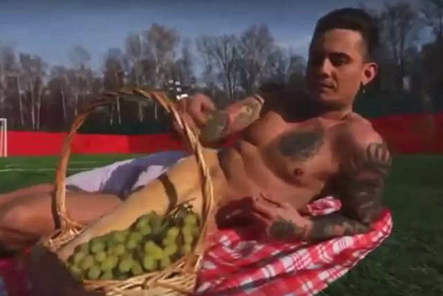 Адеев отличился от остальных ребят на откровенной фотосессии Адеев отличился от остальных ребят на откровенной фотосессии