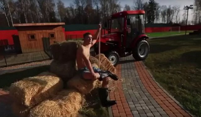 Адеев отличился от остальных ребят на откровенной фотосессии Адеев отличился от остальных ребят на откровенной фотосессии