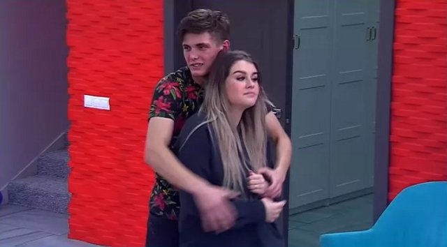 Участники и зрители по-разному отнеслись к домогательствам Зиньковского к новенькой Участники и зрители по-разному отнеслись к домогательствам Зиньковского к новенькой