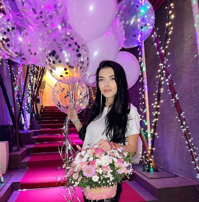 Пингвинова не стала открывать подарок от Чайкова Пингвинова не стала открывать подарок от Чайкова