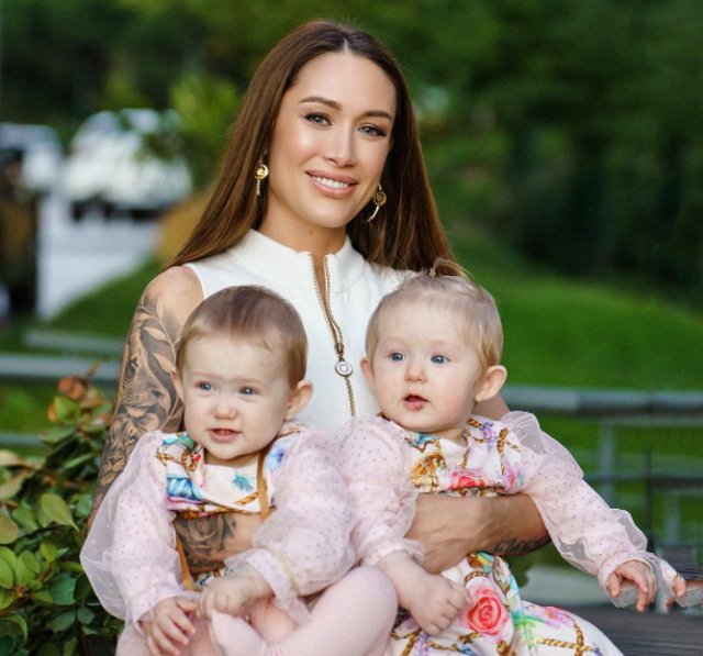 Младшие дочки Ашмариной заболели на новогодних праздниках Младшие дочки Ашмариной заболели на новогодних праздниках