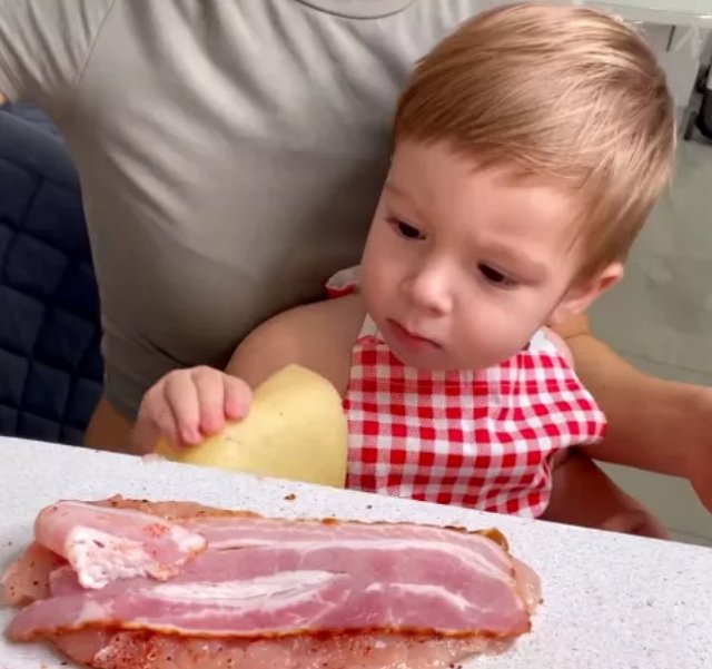 Маленький Александр Чуев помогает родителям зарабатывать деньги в Инстаграме Маленький Александр Чуев помогает родителям зарабатывать деньги в Инстаграме