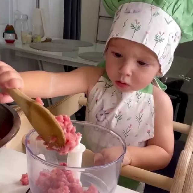 Маленький Александр Чуев помогает родителям зарабатывать деньги в Инстаграме Маленький Александр Чуев помогает родителям зарабатывать деньги в Инстаграме