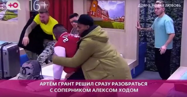 Новичок Алекс Ход с первого дня пострадал от нападения Гранта Новичок Алекс Ход с первого дня пострадал от нападения Гранта