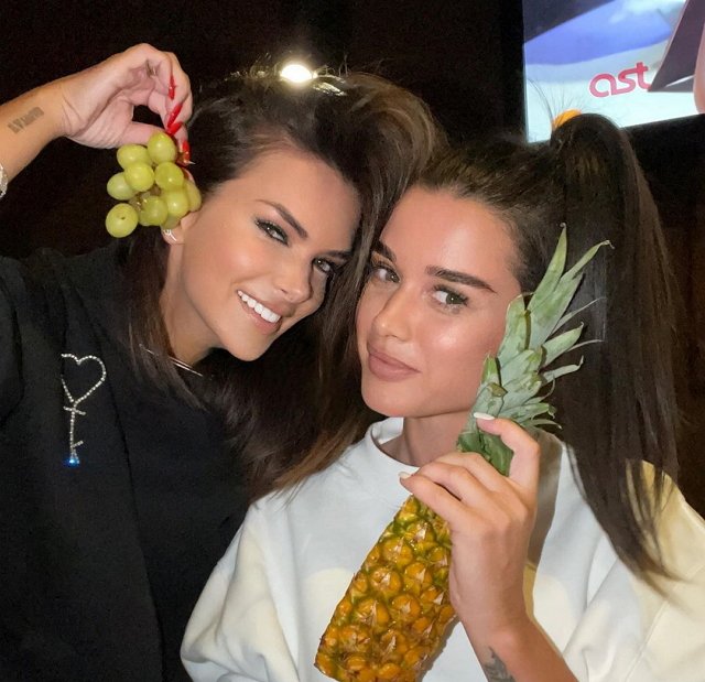 Бородина в корсете и Жужа в стрингах оторвались на вечеринке Бородина в корсете и Жужа в стрингах оторвались на вечеринке