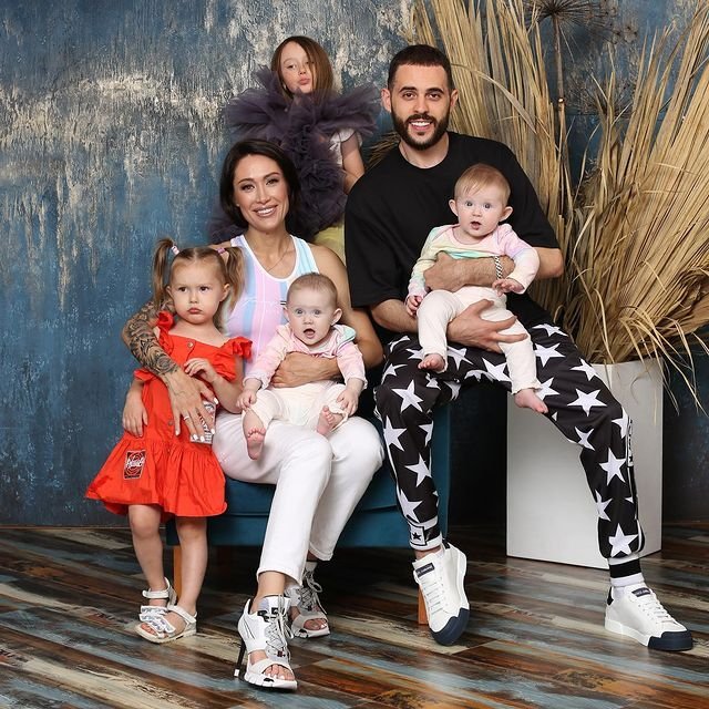 Пользователи осудили многодетную мать Алёну Ашмарину за поход в ночной клуб Пользователи осудили многодетную мать Алёну Ашмарину за поход в ночной клуб