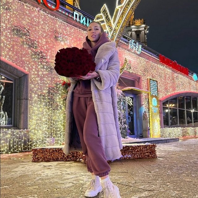 Яна Захарова: Миша выкрал меня вчера в кафе Яна Захарова: Миша выкрал меня вчера в кафе