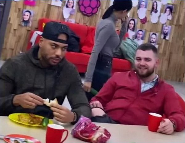 Мондезир снова скрывается от Ефременковой на «Доме-2»? Мондезир снова скрывается от Ефременковой на «Доме-2»?