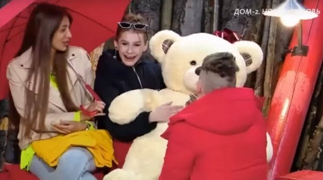 Бывший парень Осадчей сделал ей предложение на лобном месте Бывший парень Осадчей сделал ей предложение на лобном месте