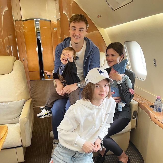 Жужа отказалась показывать домочадцев в соцсетях Жужа отказалась показывать домочадцев в соцсетях