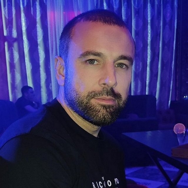 Ради проекта Адеев согласился на знакомство с родителями 18-летней Юли Ради проекта Адеев согласился на знакомство с родителями 18-летней Юли