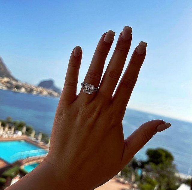 Марине Страховой предложили руку и сердце Марине Страховой предложили руку и сердце