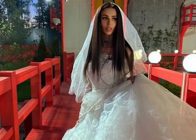 Безверхова сожгла своё свадебное платье с помощью Тиграна Салибекова Безверхова сожгла своё свадебное платье с помощью Тиграна Салибекова