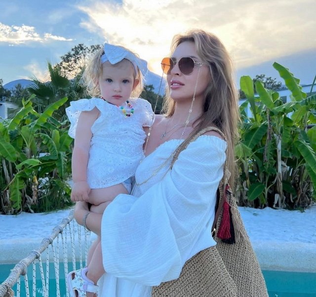 Катя Колисниченко и Элла Суханова умиляются поцелую своих детей