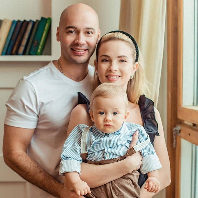 Черкасов сбежал с проекта, чтобы встретиться с женой и сыном