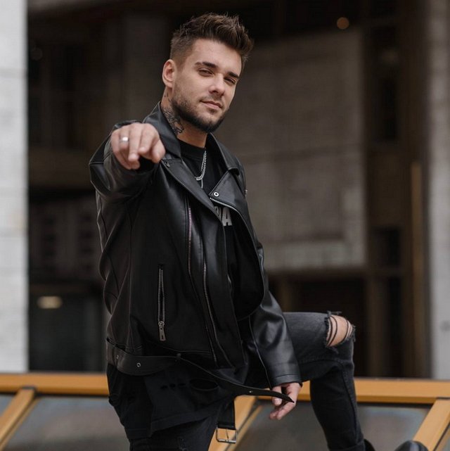 Евгений Ромашов: Не знаю, будет ли снова лучик солнца в нашем окне... Евгений Ромашов: Не знаю, будет ли снова лучик солнца в нашем окне...