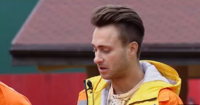 Безус ревнует Репину и не обращает внимания на влюблённую в него Горину Безус ревнует Репину и не обращает внимания на влюблённую в него Горину