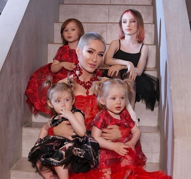 Алёна Ашмарина пошла на свидание с отцом своих двойняшек Алёна Ашмарина пошла на свидание с отцом своих двойняшек