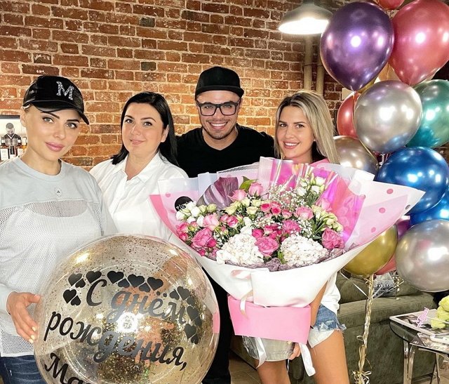 Купин радуется приезду Ромашовых и поздравляет свою маму с днём рождения Купин радуется приезду Ромашовых и поздравляет свою маму с днём рождения