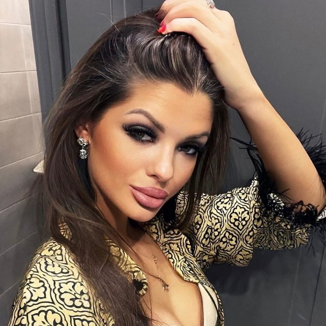 Адеев предлагает помощь и приют Самониной Адеев предлагает помощь и приют Самониной