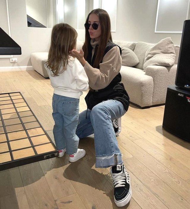 Артёмова поделилась с подписчиками трогательным видео встречи Кузина с дочкой