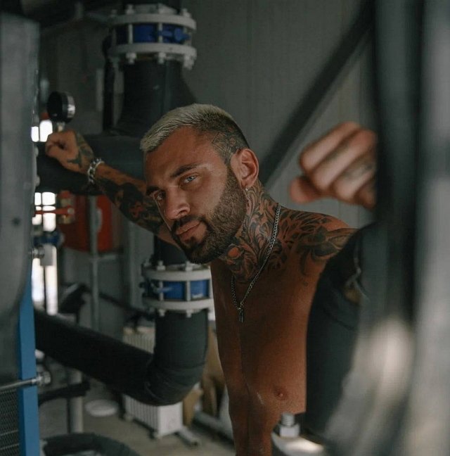 Безверхова продолжает музыкальную карьеру, как и Грант Безверхова продолжает музыкальную карьеру, как и Грант