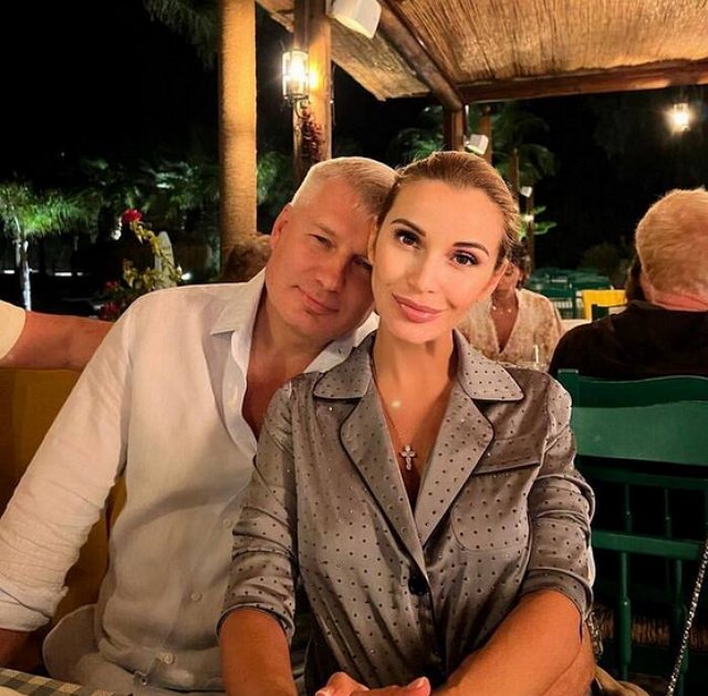 Беременная Орлова вместе с супругом улетела из России Беременная Орлова вместе с супругом улетела из России