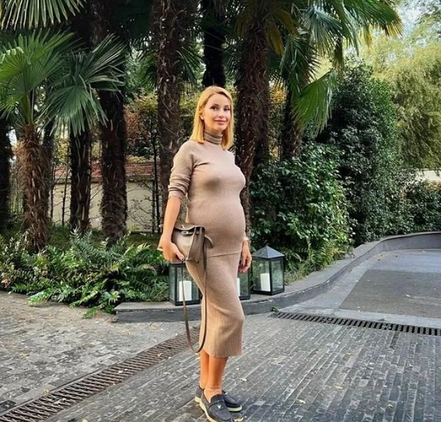 Беременная Орлова вместе с супругом улетела из России Беременная Орлова вместе с супругом улетела из России