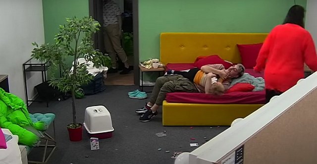 Саша Черно издевается над сестрой, которую превратила в служанку Саша Черно издевается над сестрой, которую превратила в служанку