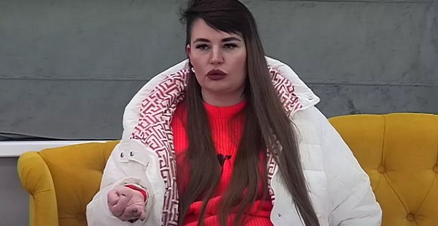 Саша Черно издевается над сестрой, которую превратила в служанку Саша Черно издевается над сестрой, которую превратила в служанку