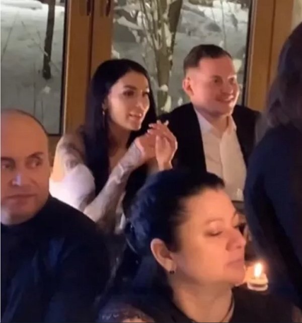 На свадьбе Алины Иордан неожиданно оказался Антон Санников На свадьбе Алины Иордан неожиданно оказался Антон Санников