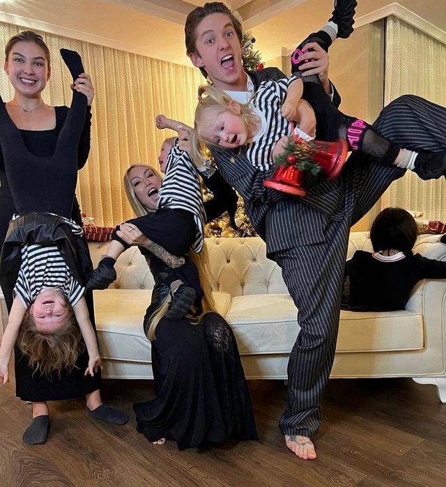 Алёна Ашмарина собирается сделать своему жениху большой подарок Алёна Ашмарина собирается сделать своему жениху большой подарок