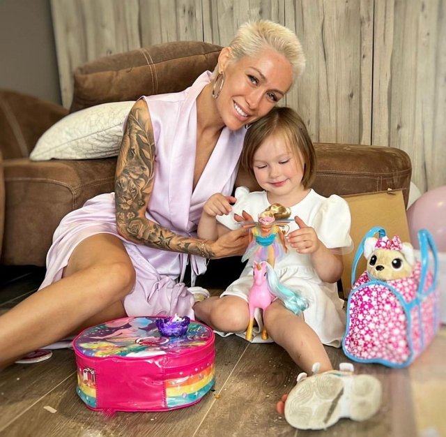 Алёна Ашмарина шокирована тем, что её дочь поранилась в ванной комнате Алёна Ашмарина шокирована тем, что её дочь поранилась в ванной комнате