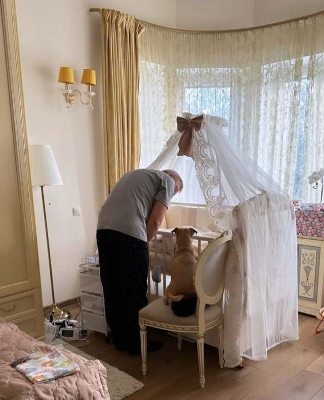 Ольга Орлова опубликовала новый снимок мужа с новорождённой дочерью