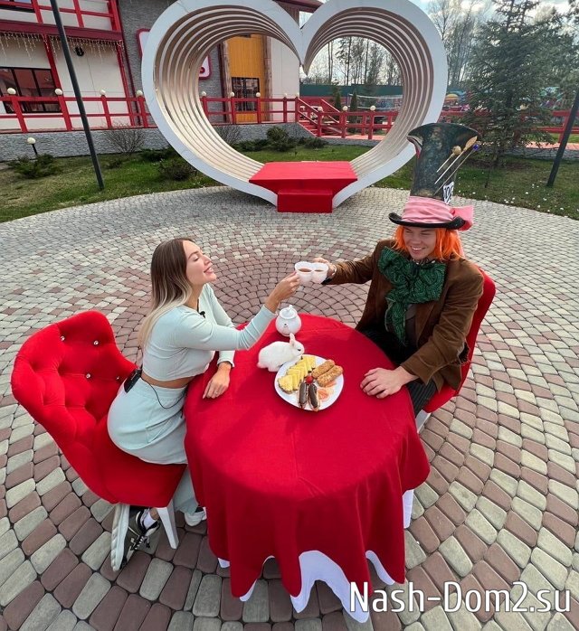 Барзиков уговаривает Полыгалову расстаться с Баженовым Барзиков уговаривает Полыгалову расстаться с Баженовым