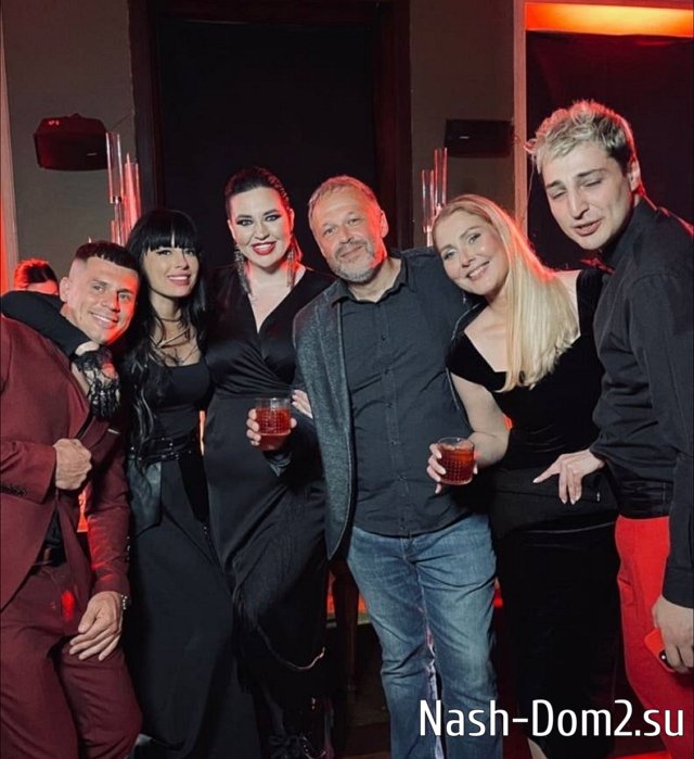 Ермолаева организовала откровенную вечеринку с элементами БДСМ Ермолаева организовала откровенную вечеринку с элементами БДСМ