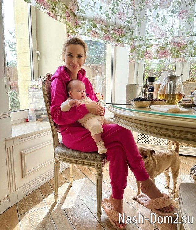 Ольга Орлова показала новые кадры с дочкой в стильной одежде Ольга Орлова показала новые кадры с дочкой в стильной одежде