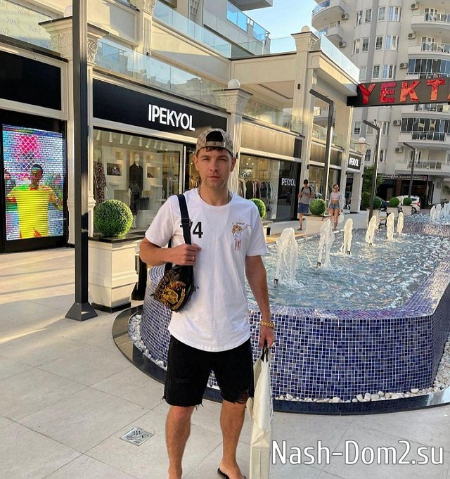 Дмитренко накупил дорогих вещей, но ничего не подарил младшей дочке Дмитренко накупил дорогих вещей, но ничего не подарил младшей дочке