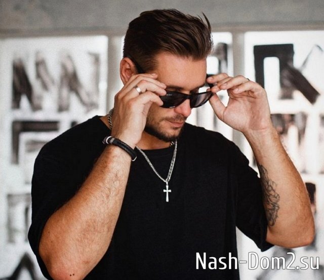 Ромашов бьёт жену ради активности в соцсетях? Ромашов бьёт жену ради активности в соцсетях?