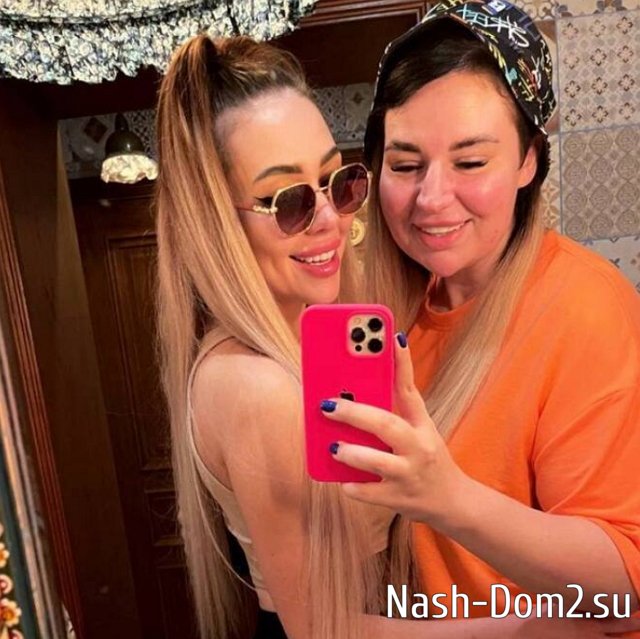 Александра Черно показала подарок от Алёны Савкиной Александра Черно показала подарок от Алёны Савкиной