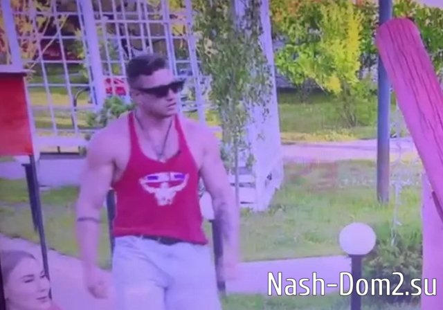 Либерж не успела познакомиться со своим новым мускулистым поклонником Либерж не успела познакомиться со своим новым мускулистым поклонником