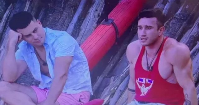 Либерж не успела познакомиться со своим новым мускулистым поклонником Либерж не успела познакомиться со своим новым мускулистым поклонником