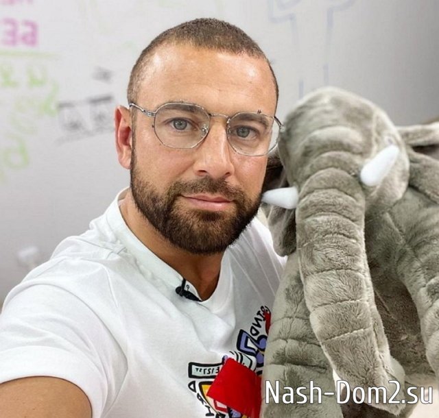 Подписчики прозвали Алексея Адеева бомжом Подписчики прозвали Алексея Адеева бомжом