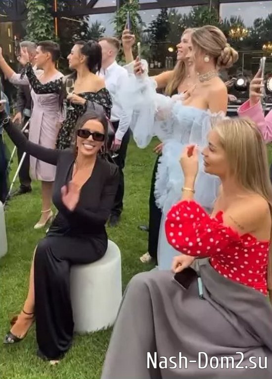 Катя Скалон и Настя Голд запомнились гостям на свадьбе Пингвиновой своими нарядами Катя Скалон и Настя Голд запомнились гостям на свадьбе Пингвиновой своими нарядами