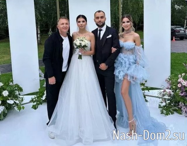 Катя Скалон и Настя Голд запомнились гостям на свадьбе Пингвиновой своими нарядами Катя Скалон и Настя Голд запомнились гостям на свадьбе Пингвиновой своими нарядами