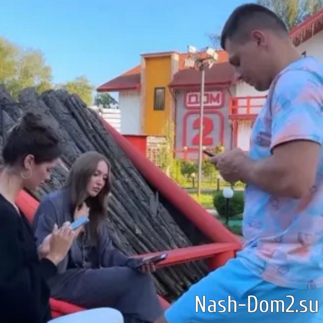 Самонина показала надоедливой Бухынбалтэ свои накаченные ягодицы Самонина показала надоедливой Бухынбалтэ свои накаченные ягодицы