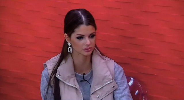 Самонина показала надоедливой Бухынбалтэ свои накаченные ягодицы Самонина показала надоедливой Бухынбалтэ свои накаченные ягодицы